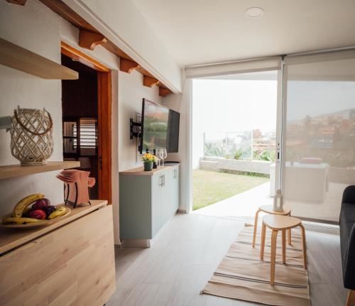 eine Küche mit einem großen Fenster sowie einem Tisch und Stühlen in der Unterkunft Casa Tulipanes & Spa in Santa Cruz de Tenerife