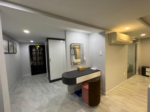un bagno con lavandino e specchio di Khách sạn Chè yến Nha Trang a Nha Trang