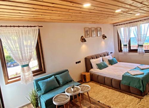Un dormitorio con una cama, un sofá y una mesa. en Rooms in Leshten, en Leshten