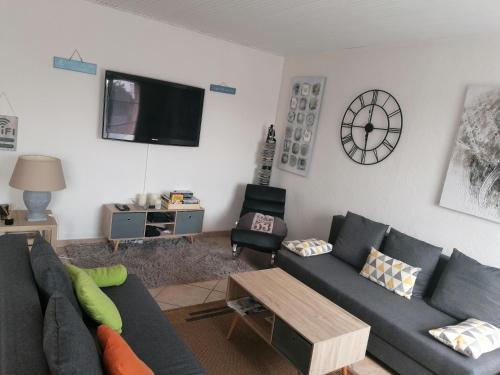 Avrillé的住宿－L Océan En Vendée，客厅配有沙发和桌子