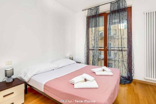 - une chambre avec un grand lit et 2 serviettes dans l'établissement Stop, à La Spezia