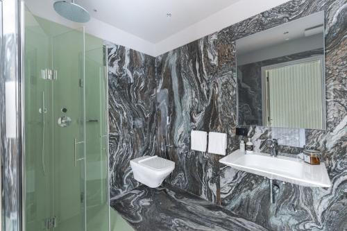 bagno con lavandino e specchio. di Palazzo Signoria Luxury Apartments 10- Giuditta a Firenze