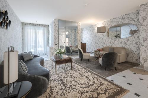 un soggiorno con divano e tavolo di Palazzo Signoria Luxury Apartments 10- Giuditta a Firenze