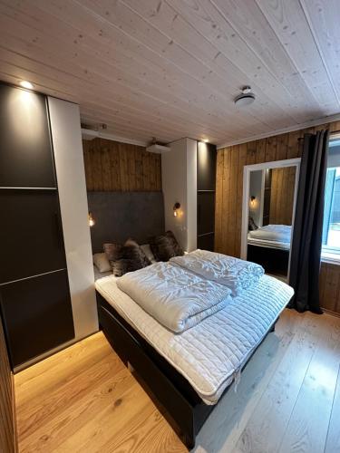 um quarto com uma cama grande num quarto em Fin leilighet på Geilotunet leies ut em Geilo