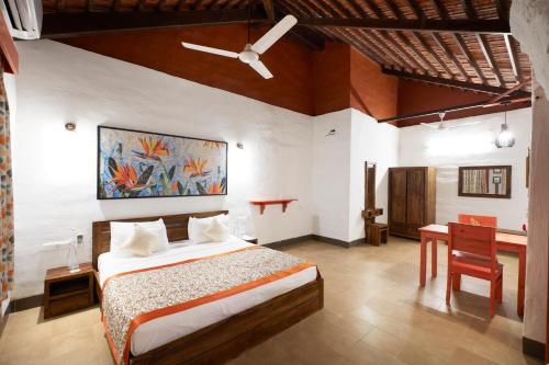 a bedroom with a bed and a desk in it at Tathastu Pench in Khawāsa