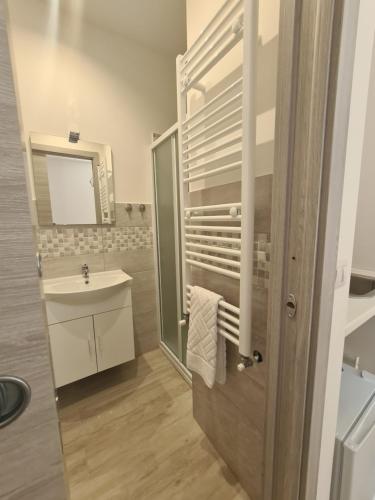 a bathroom with a sink and a mirror at Il Campanile in Santa Maria del Molise
