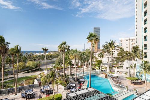 - une vue sur la piscine du complexe et ses palmiers dans l'établissement Sheraton Jeddah Hotel, à Djeddah
