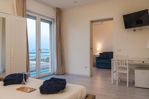 ein Hotelzimmer mit einem Bett und einem Wohnzimmer in der Unterkunft La Vista Formia B&B in Formia