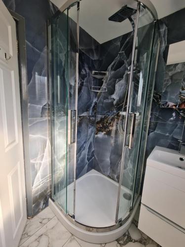 eine Dusche mit Glaskabine im Bad in der Unterkunft 2-Bed House Bungalow in Bristol in Bristol