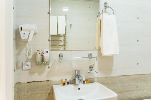 Ванная комната в AYNIY Hotel