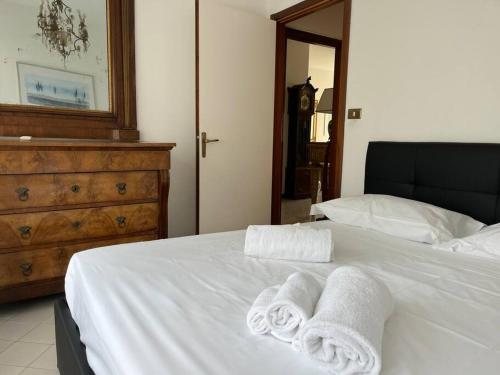 una camera da letto con un letto e asciugamani di La Casa Del Conte a San Salvatore
