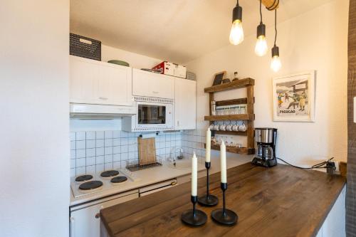 - une cuisine avec un comptoir avec deux bougies dans l'établissement Chalet Pla del Mir - Station de ski à pied, aux Angles