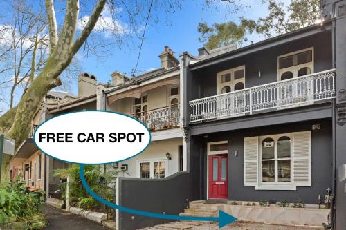 een huis met een gratis parkeerplaats voor de auto bij Modern, Elegant Oasis - Trendy Area - Free Parking in Sydney