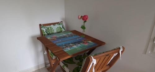 une petite table et des chaises dans une chambre dans l'établissement Honfleur à deux, à Honfleur