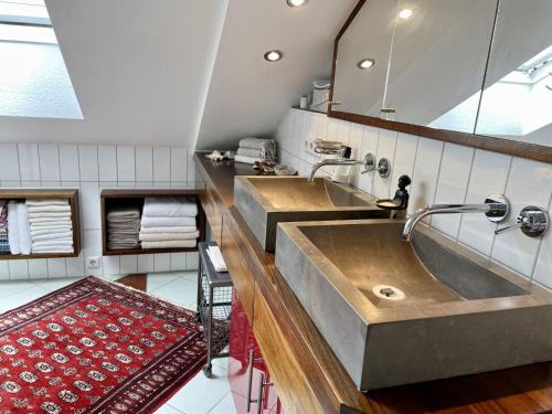 un bagno con due lavandini e un grande specchio di Guest Room in Stuttgart-Nord a Stoccarda