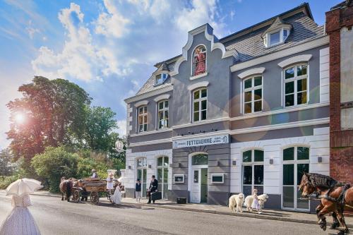 a horse drawn carriage in front of a building at Stuckhotel Fettehenne in Ratingen