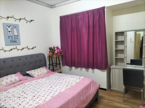 um quarto com uma cama e uma cortina roxa em Upper Sanctuary em Kuching