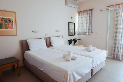 um quarto com uma cama grande e toalhas em Al Mar 2 em Skiathos