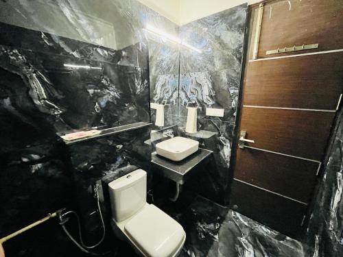 uma casa de banho com um WC e um lavatório em Hotel Dayal Regency near IMT Chowk Manesar, Manesar em Gurgaon