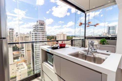een keuken met uitzicht op de skyline van de stad bij 360 VN Capote Valente by Housi in Sao Paulo