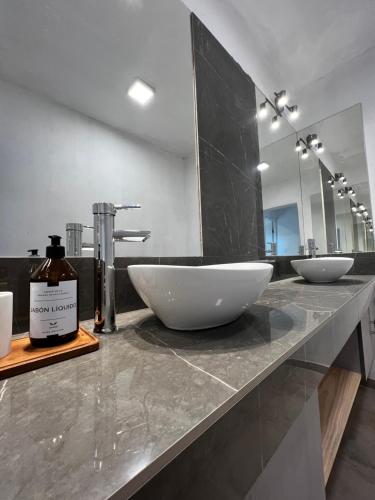een badkamer met twee witte schalen op een marmeren aanrecht bij Casa Vergara 3 in Villa Unión