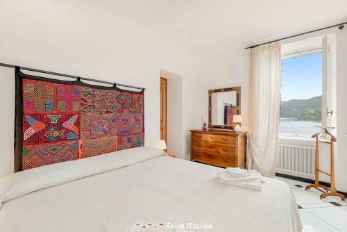 - une chambre avec un grand lit et une fenêtre dans l'établissement La Prua, TerreMarine, à Portovenere