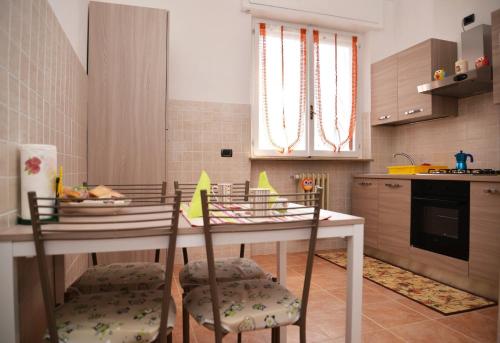 una cocina con mesa y 2 sillas. en Casa Vacanza M.V., en Bérgamo