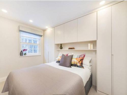 Säng eller sängar i ett rum på Chelsea cottage - Passivhaus eco home