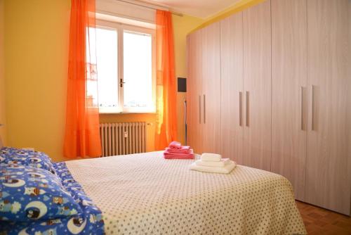 1 dormitorio con 1 cama con 2 toallas en Casa Vacanza M.V., en Bérgamo
