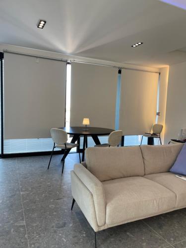 瑪格麗塔薩沃亞的住宿－Casa Mare Design，客厅配有沙发和桌子