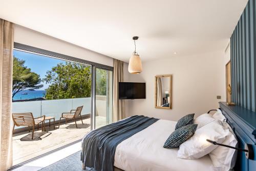 a bedroom with a bed and a balcony at Le Refuge - Gigaro Lodges in La Croix-Valmer