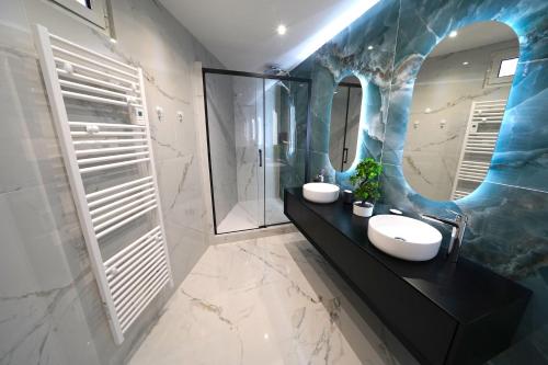 ボーソレイユにあるMonaco - Beautiful apartment 6-8 peopleの洗面台が2つと大きな鏡があるバスルーム
