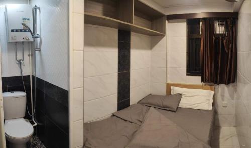 香港Tsim Sha Tsui Bedrooms的小房间设有床和卫生间