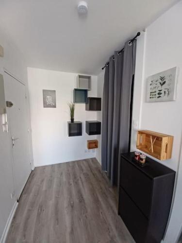 Cette chambre est dotée de murs blancs et de parquet. dans l'établissement L'Escale, À proximité immédiate de la gare, à Dijon