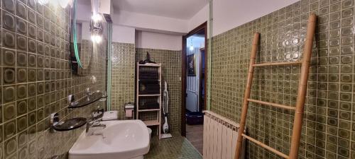 ein Bad mit einem Waschbecken und einem Spiegel in der Unterkunft Legiteducerf 3 étoiles in Sengouagnet