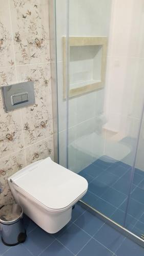 a bathroom with a toilet and a glass shower at Bodrum Turgutreis Apart in Karabağ