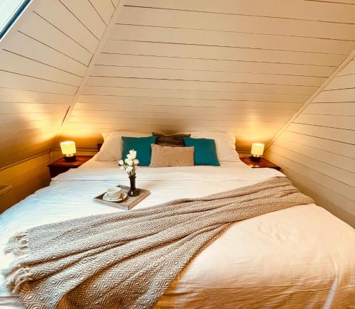 Un pat sau paturi într-o cameră la Bungalov na vode - Lobster