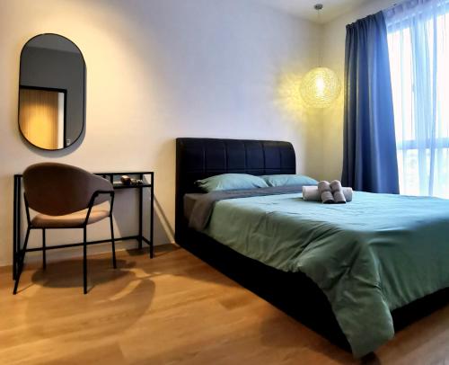 une chambre avec un lit, une chaise et un miroir dans l'établissement Elegant Armadale Homestay With Pool at Galacity, à Kuching