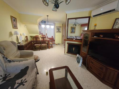 sala de estar con TV y chimenea en Chalet Chilches Costa 1ª linea PLAYA, en Vélez-Málaga