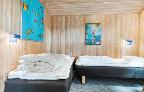 Brovstにある3 Bedroom Cozy Home In Brovstのベッド2台 木製の壁の部屋