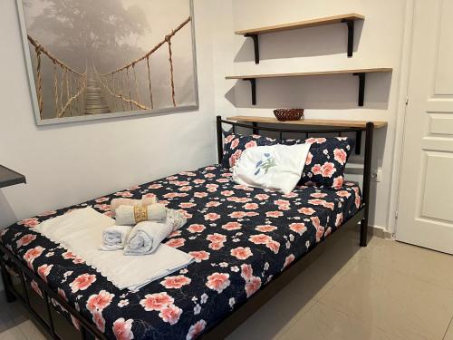 een slaapkamer met een bed met handdoeken erop bij mini studio in Néa Michanióna