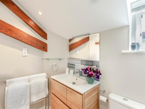 y baño con lavabo y aseo. en Beautiful Cottage In Shaftesbury With 3 Bedrooms And Wifi, en Shaftesbury