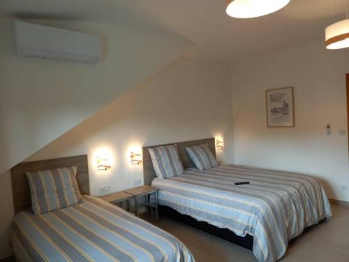 מיטה או מיטות בחדר ב-Haut de villa avec piscine
