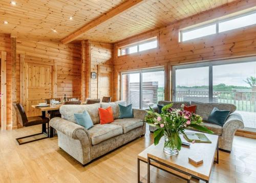 ein Wohnzimmer mit einem Sofa und einem Tisch in der Unterkunft Fairview Lodges in Withernsea