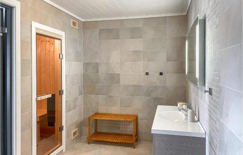 y baño con lavabo y espejo. en Beautiful Home In Hovden I Setesdal With Kitchen en Hovden