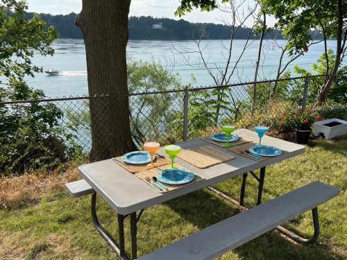 Gallery image of Right on the River! walking to town/artpark/docks in Lewiston