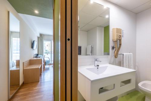A bathroom at Climia Benidorm Plaza