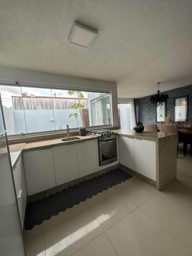 Kuchyň nebo kuchyňský kout v ubytování Casa na Grande Florianopolis