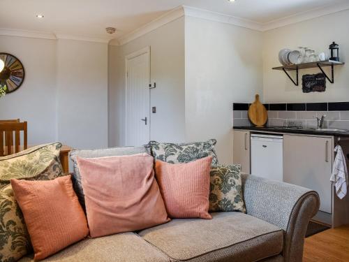 - un salon avec un canapé et des oreillers dans l'établissement Roxys Cottage - Uk44687, à Burnopfield