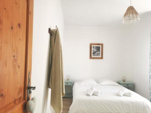 1 Schlafzimmer mit 2 Betten und weißer Bettwäsche in der Unterkunft The Olive Press - Mon Lodge en Provence in Caromb
